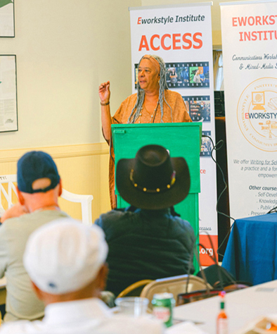 Naia Barros presenting her story